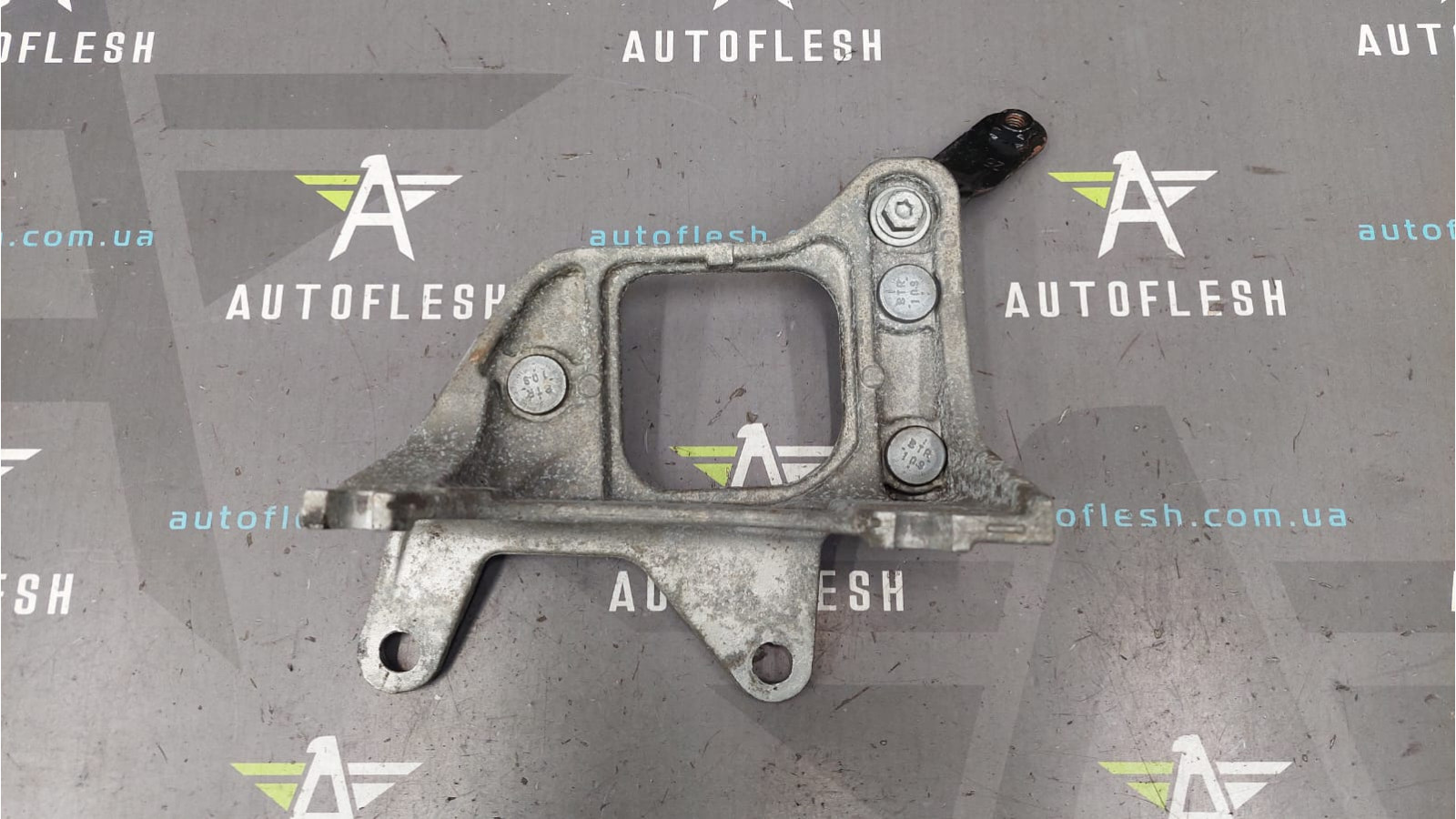 Кронштейн КПП/ опора КПП 8200277211 Renault Grand Scenic 2 Megane 2 Scenic 2 бу Кронштейн КПП/ опора КПП 8200277211 Renault Grand Scenic 2 Megane 2 Scenic 2 бу